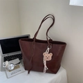 Borsa tote in ecopelle marrone scuro con stampa coccodrillo e ciondolo a orsetto - Marrone
