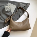 Borsa baguette minimalista marrone scuro con trama litchi e tracolla regolabile - Sabbia