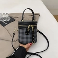 Elegante borsa a secchiello cilindrica trapuntata in nero e grigio con dettagli oro - Nero