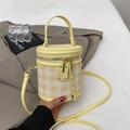 Borsa a cilindro a scacchi gialli e bianchi con manico superiore e dettagli dorati - Giallo