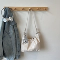 Détail d'un sac cabas plissé blanc crème avec pendentif étoile de mer et fines lanières - Blanc Avec Pendentif