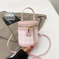 Borsa a secchiello cilindrica rosa con motivo trapuntato e dettagli dorati su cappotto - Rosa