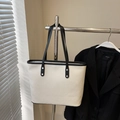 Sac fourre-tout tissé beige chic avec anses noires contrastées et rivets argentés - Blanc & Noir (Sans Pendentif)