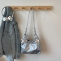 Détail du sac cabas argenté avec pendentif étoile, fermeture plissée et fine bandoulière - Argent avec pendentif