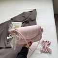 Détail du sac à bandoulière rose à carreaux avec breloque perle et broderies douces - Rose Avec Pendentif