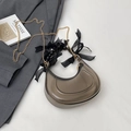 Sac croissant gris translucide avec chaîne dorée et poignée en perles noires - Noir