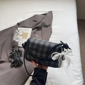 Détail du sac à bandoulière à carreaux avec nœud en dentelle et motif de cœur - Noir Avec Pendentif