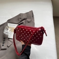 Dettaglio della borsa a spalla rossa a pois con elegante fiocco 3D e finitura lucida - Rosso