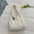 Schicke beige Canvas-Tragetasche mit floraler Spitze und dekorativem Blumenanhänger - Grüne Blume