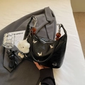 Schwarze Schmetterlings-Handtasche mit Riss-Optik, Bernsteinperlen und Bärenanhänger - Schwarz