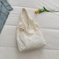 Beige florale Häkel-Tragetasche mit Blumenanhänger und Stickereimustern - Rosa Blumen
