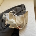 Cremefarbene Schmetterlings-Schultertasche aus genarbtem Leder mit Wolkenanhänger - Cremeweiß