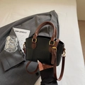 Minimalistische schwarz-braune Umhängetasche mit goldener Hardware für den Alltag - Schwarz ohne Anhänger