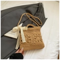 Beige handgefertigte Strohtasche mit weißer Spitzenschleife und Lochmuster für den Sommer - Khaki