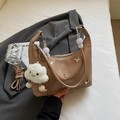 Khakibraune Schmetterlingstasche mit Retro-Faltenstruktur und silbernem Schmetterling-Dekor - Khaki