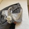 Silberne Butterfly-Tasche mit weißem Perlen-Griff und flauschigem Wolken-Anhänger - Silber
