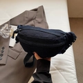 Vue détaillée du sac banane en denim bleu foncé avec plusieurs fermetures éclair et texture - Bleu foncé