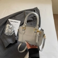 Silbergraue Lederhandtasche mit vertikalen Nähten und goldfarbenen Metallbeschlägen - Silber Ohne Anhänger