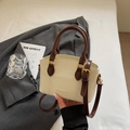 Schicke Handtasche in Beige und Dunkelbraun mit Ziernähten und goldenen Metallelementen - Cremeweiß (Ohne Anhänger)