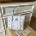 Borsa tote blu e bianca con simpatica stampa di orsi e manici in ecopelle lucida - Blu