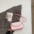 Rosa-weiß karierte Baguette-Tasche mit Herz-Detail auf grauem Blazer-Hintergrund - Rosa Ohne Anhänger