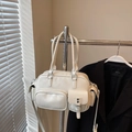 Detailansicht der weißen PU-Bowlingtasche mit mehreren Taschen und Silberbeschlägen - Cremeweiß
