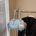 Detail der hellblauen Bowlingtasche mit Multi-Pocket-Design und silbernen Beschlägen - Blau