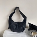 Minimalistische schwarze Nylon-Halbmondtasche mit breitem Gurt und Reißverschlussfächern - Schwarz Groß