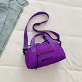 Sac bandoulière polyvalent en nylon violet foncé avec texture quadrillée et poignées - Violet