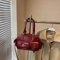Detailansicht der weinroten Lackleder-Bowlingtasche mit mehreren Taschen und Silberbeschlägen - Burgunderrot