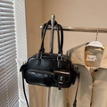 Detailansicht einer schwarzen Retro-Handtasche mit Multi-Taschen und poliertem Kunstleder-Finish - Schwarz