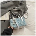 Bolso de denim azul claro con asas plateadas, borla de encaje y correa fina - Plata con colgante