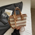 Gestreifte Häkeltasche mit braunen Ledergriffen und einem abnehmbaren Schulterriemen - Gestreiftes Khaki