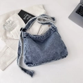 Bolso hobo retro de mezclilla azul lavado con bordes deshilachados y correa ajustable - Azul Cielo