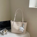 Borsa tote a scacchi beige con doppi manici e ciondolo a stella per l'uso quotidiano - Bianco Sporco