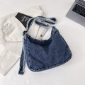 Bolso hobo de mezclilla azul oscuro con bordes deshilachados y gran capacidad diaria - Azul