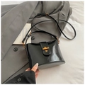 Borsa a secchiello minimalista in pelle nera da donna con chiusura dorata e tracolla - Nero
