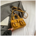 Sac Boston jaune gingembre style motard avec clous argentés et design multi-poches - Jaune