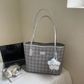 Borsa tote a scacchi grigi con manici argento e ciondolo a nuvola di peluche bianco - Argento