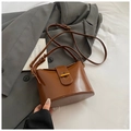Secchiello chic in pelle marrone retrò con chiusura a T in metallo dorato e tracolla - Marrone