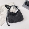 Bolso hobo denim gris oscuro lavado con bordes desflecados y correa ancha ajustable - Negro