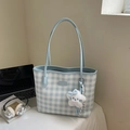 Borsa tote a scacchi blu e bianchi con ciondolo a stella di peluche e manici a spalla - Blu