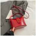 Borsa a secchiello rossa in vernice lucida con chiusura in metallo dorato e tracolla - Rosso