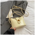Borsa a secchiello minimalista bianco crema con fibbia dorata e tracolla regolabile - Giallo