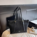 Bolso tote grande de cuero mate negro con hebillas de metal dorado y diseño espacioso - Negro