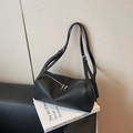 Borsa a spalla minimalista nera in pelle martellata con doppi spallacci regolabili - Nero