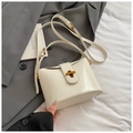 Elegante cremeweiße Eimertasche aus PU-Leder mit goldenem Drehverschluss und Schultergurt - Weiß