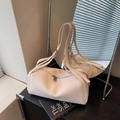 Borsa sottobraccio chic in pelle bianco crema con doppia zip e design a cilindro - Bianco Sporco
