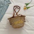 Handgefertigte Strohtasche mit gelber Hello Stickerei und braunen Lederriemen - Gelb