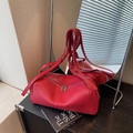 Borsa a spalla minimalista in pelle rossa con trama litchi e dettagli argentati - Rosso